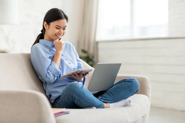 Emocionado asiático mujer asistir en línea curso desde casa —  Fotos de Stock