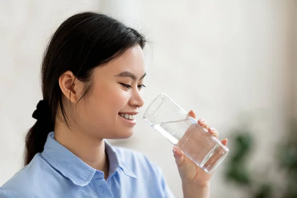 Tampilan samping wanita Korea meminum air — Stok Foto