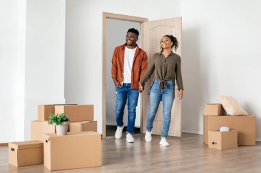 Mutlu Siyah Eşler Yeni Eve Girerken El ele tutuşuyor