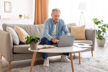 Evde dizüstü bilgisayar kullanarak kendine güveni tam bir yetişkin.