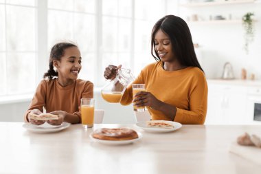 Siyah Anne ve Kızı Mutfakta Taze Meyve Suyu İçiyorlar