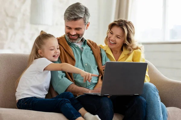 Mutlu Aile Laptop Kullanıyor İnterneti tarıyor İçerideki koltukta oturuyor — Stok fotoğraf