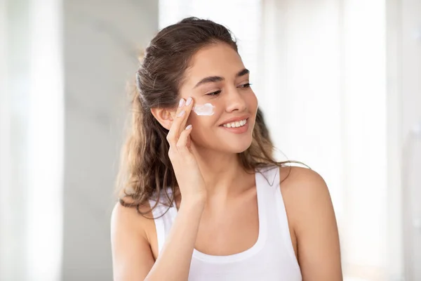 Young Lady Caring For Skin Applying Moisturizer Cream At Home — Φωτογραφία Αρχείου