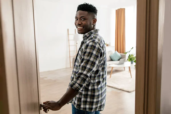 Feliz afroamericano chico entrar apartamento apertura puerta en casa —  Fotos de Stock