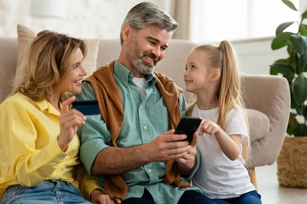 Aile Alışverişi Çevrimiçi Telefon ve Kredi Kartı Kullanımı — Stok fotoğraf