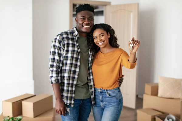 Glada svarta par håller hus nyckel kramar flytta nytt hem — Stockfoto