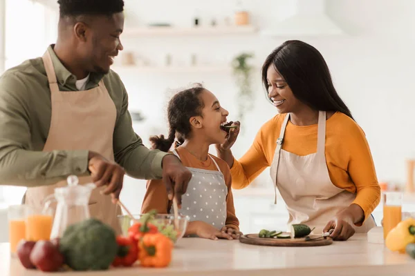 Afrika ailesi birlikte yemek pişiriyor. Mutfakta salata yapıyor. — Stok fotoğraf