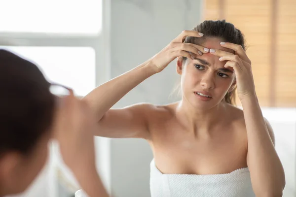 Unhappy Young Woman Squeezing Pimple Suffering Having Acne Issue Indoor — Φωτογραφία Αρχείου