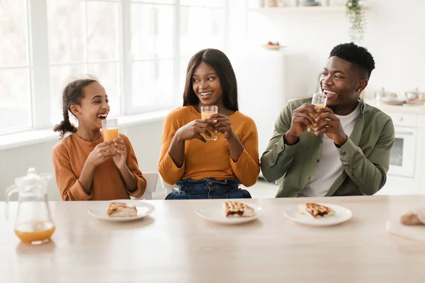 Joyful African American Family bebiendo jugo de naranja fresco en la cocina — Foto de Stock