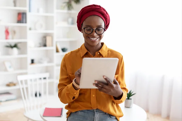 Pretty african american woman posing at office, holding digital tablet — Stock Photo, Image