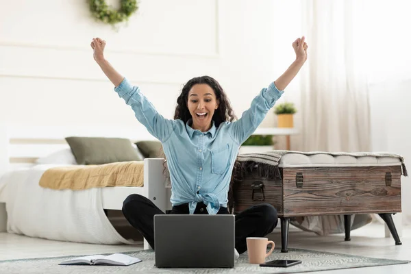 Woman using laptop celebrating success shaking fists screaming yes — kuvapankkivalokuva