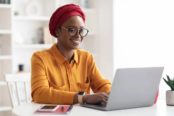 Happy stylish black lady freelancer working on laptop — Stock Photo, Image