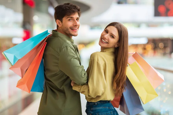Pareja casada disfrutando de ir de compras caminando en el hipermercado en interiores —  Fotos de Stock