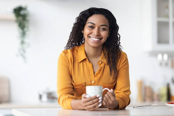 Ritratto di felice bella donna nera che si gode il caffè del mattino — Foto Stock