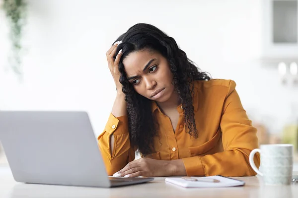 Upset black lady freelancer working on laptop at home — Stok fotoğraf