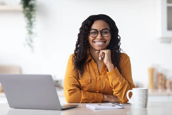 Portret van mooie zwarte vrouw werken op laptop — Stockfoto