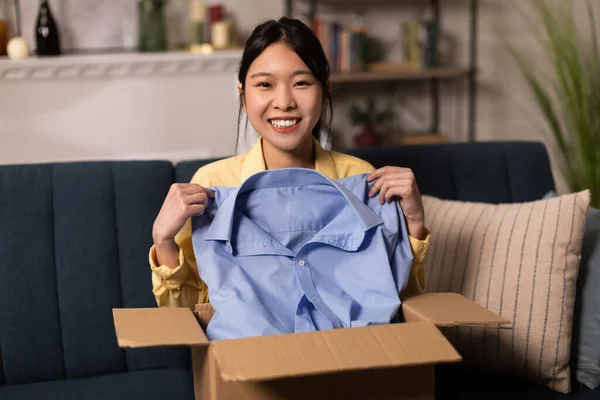 Ευτυχισμένη Ασιάτισσα ξεπακετάρει πακέτο μετά από online ψώνια — Φωτογραφία Αρχείου
