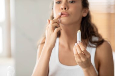 Çekici Genç Kadın Nemlendirici Dudaklar Kapalı Kapıda Dudak Merhemi Uygulaması, Kırpılmış