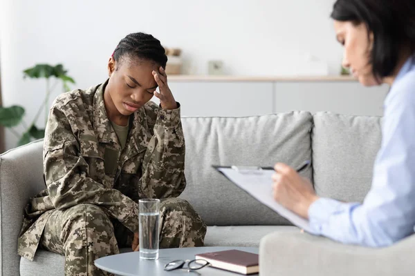 Depresso nero militare signora indossare uniforme avendo psicoterapia sessione con femmina psicologo — Foto Stock