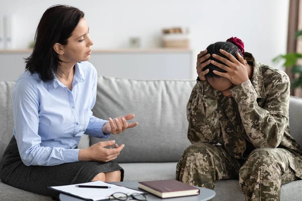 Depresso donna soldato nero ottenere terapia psicologica con psicoterapeuta femminile in carica — Foto Stock