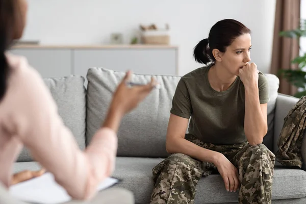 Terapia Mental. Retrato de Soldado feminino pensivo perturbado que assiste a reunião com o psicólogo — Fotografia de Stock