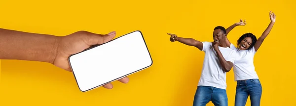 Casal preto mostrando tela de smartphone vazio em branco para mockup — Fotografia de Stock