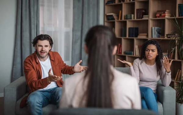 Insatisfecho enojado millennial africana americana dama y europeo hombre disputa y grito —  Fotos de Stock