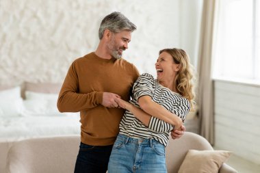 Neşeli Orta Çağ Çifti Evde Modern Yatak Odasında Dans Ediyor