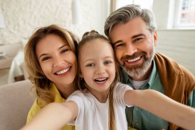 Mutlu Ebeveynler ve Kızları Selfie Çekiyor Evde Gülümsüyor