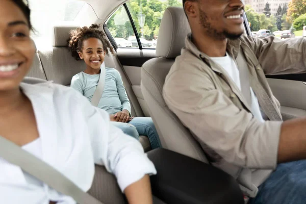 Alegre preto família equitação novo carro viajando de automóvel, cortado — Fotografia de Stock