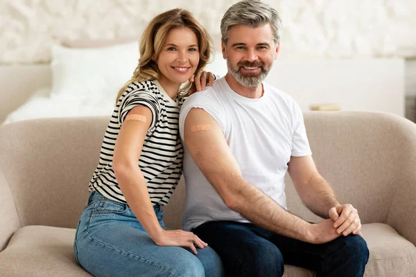 接种疫苗的丈夫和妻子在家中举枪示爱 — 图库照片