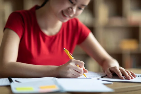 Sonriendo joven mujer asiática estudiando con portátil en el interior de la sala de estar. Educación en el hogar, nueva distancia normal y social — Foto de Stock