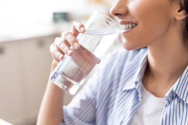 Conceito de hidratação corporal. Jovem senhora desfrutando de água mineral, mulher sedenta bebendo líquido refrescante de vidro — Fotografia de Stock