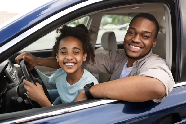 Africana chica conducir coche sentado con padre en conductores asiento —  Fotos de Stock