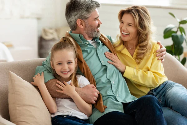 Lycklig familj av tre kramar Spendera tid tillsammans hemma — Stockfoto