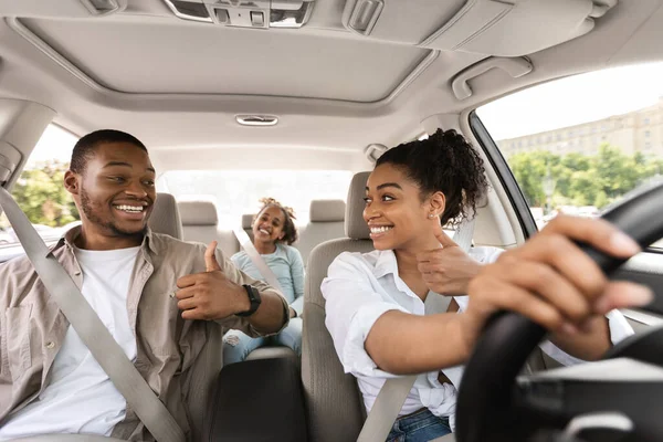 Alegre africano familia conducción a caballo coche gestos como la aprobación de automóviles — Foto de Stock