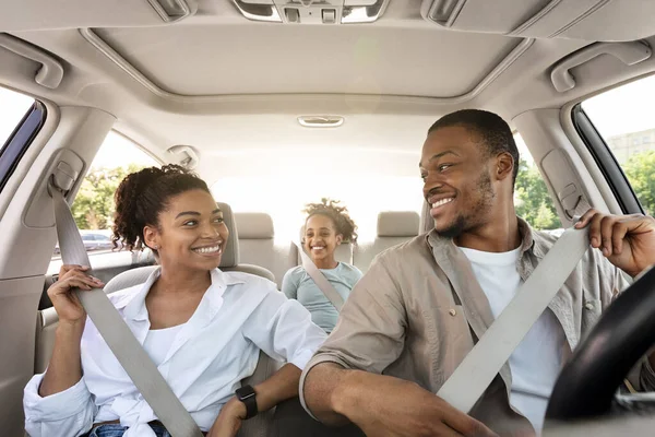 Alegre preto família equitação novo carro aproveitando estrada viagem juntos — Fotografia de Stock