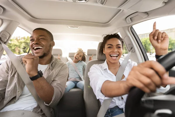 Black Family Singing Riding Car mit Spaß genießen Road Trip — Stockfoto