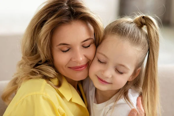 Happy Mother And Little Daughter Hugging With Eyes Closed Indoor — Stock fotografie