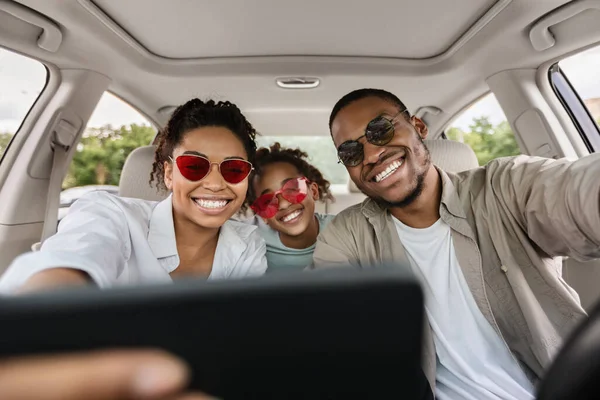 非裔美国人家庭在智能手机上的新车里自私自利 — 图库照片