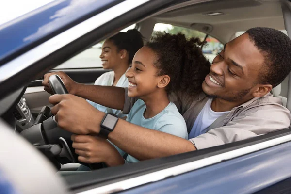 Mutlu Kara Baba Kıza Araba Kullanmayı Öğretiyor Birlikte Oturarak Dışarıda Sürmeyi — Stok fotoğraf