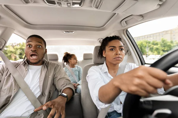 Schwarze Familie fährt Auto und hat Unfallgefahr — Stockfoto