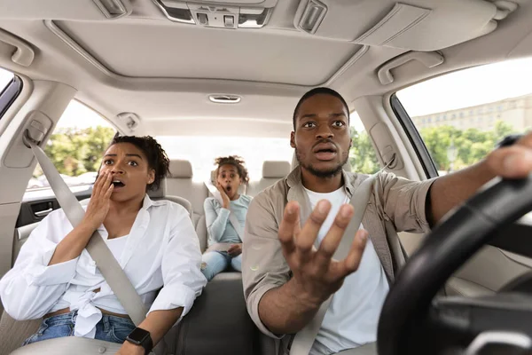 Geschokt Afrikaanse familie rijden met het risico van auto-ongeluk Outdoor — Stockfoto
