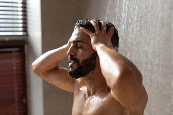 Bonito jovem árabe modelo masculino tomando banho quente — Fotografia de Stock