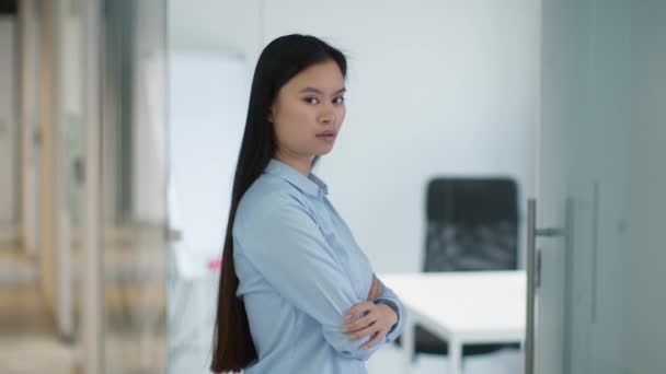 Profilporträtt av ung professionell affärskvinna med vikta armar poserar på kontoret, tittar på kameran, fritt utrymme — Stockvideo
