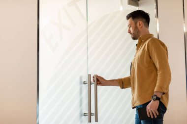 Güvenilir İşadamı Cam Kapı Açıyor Modern Ofis Bekleme Tabletine Giriyor