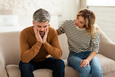 Orta yaşlı eş evde depresyondaki kocayı rahatlatıyor ve destekliyor