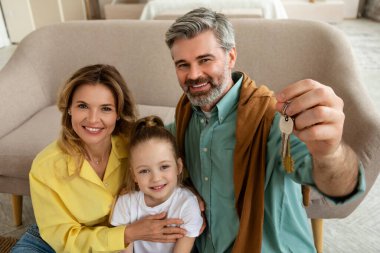 Yeni Ev Anahtarı ile Aile ve Kız Pozisyonu
