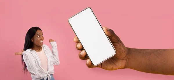 Sorprendida dama negra mostrando gran pantalla vacía de teléfono inteligente blanco — Foto de Stock