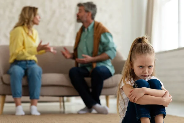 Boldogtalan kis lánya hallgat veszekedni a szülők között otthon — Stock Fotó